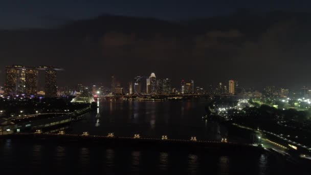 Flygfoto över stadsbilden Singapore. Skott. Aerial utsikt över Singapores stadssilhuett på natten — Stockvideo