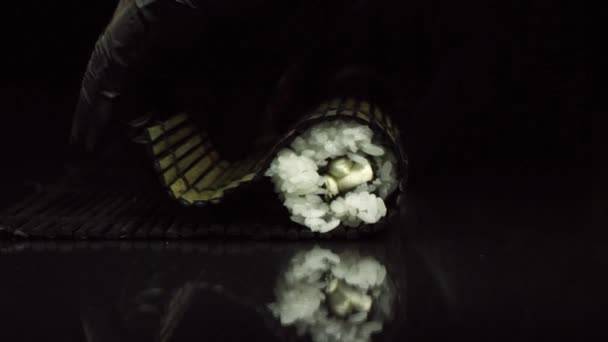 Χέρια κάνουν μεγάλο ρολό γκρο πλαν σούσι. Ρύζι με κομμάτια των ψαριών. Προετοιμασία και την κοπή παραδοσιακό σούσι — Αρχείο Βίντεο