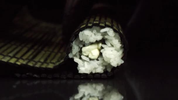 Χέρια κάνουν μεγάλο ρολό γκρο πλαν σούσι. Ρύζι με κομμάτια των ψαριών. Προετοιμασία και την κοπή παραδοσιακό σούσι — Αρχείο Βίντεο