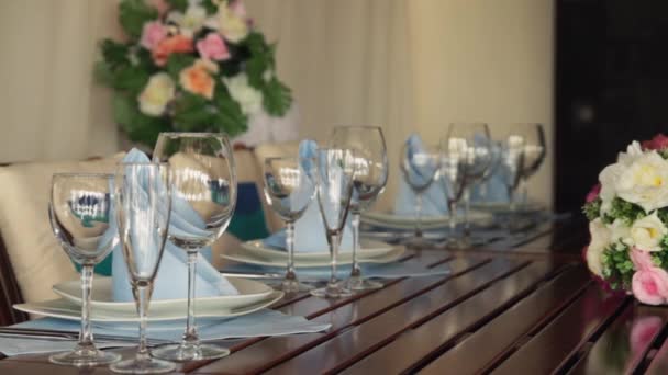 Mesa decorada para una cena de bodas. Escena. Primer plano de elegante mesa preparada para una cena de lujo — Vídeos de Stock