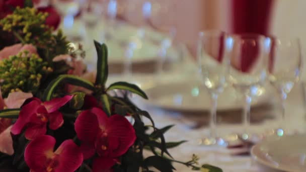 Mesa decorada para um jantar de casamento. Cena. Close-up de elegante, mesa preparada para um jantar de luxo — Vídeo de Stock
