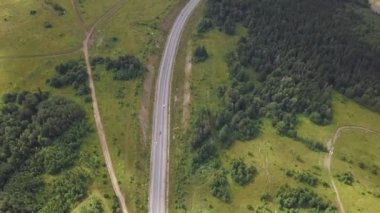 Ülke çamurlu yol havadan görünümü. Küçük. Orman yolu üzerinde sürüş araba havadan görünümü