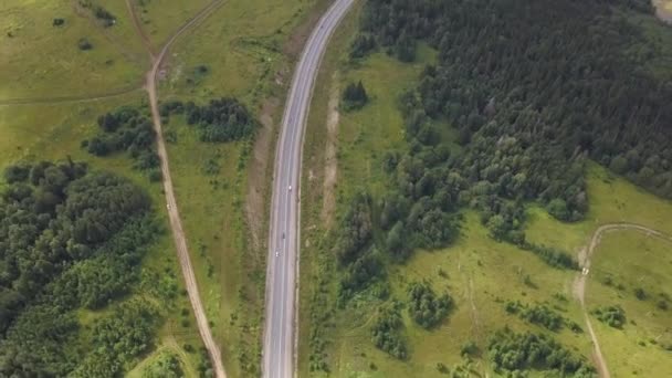 Land modderige weg luchtfoto. Clip. Luchtfoto van auto's rijden op weg in bos — Stockvideo