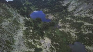 Üstten Görünüm Gölü. Küçük. Sibirya üzerinden uçan. Altay. Lakes Valley yakınındaki dağ silsilesi