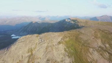 Dağların üzerinden uçuş. Küçük. Altay, Sibirya. Göl ve orman Vadisi üzerinde uçan