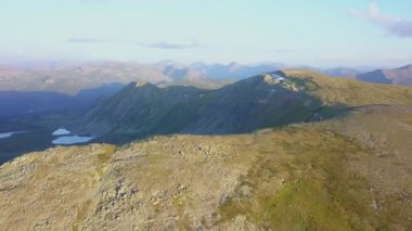 Dağların üzerinden uçuş. Küçük. Altay, Sibirya. Göl ve orman Vadisi üzerinde uçan