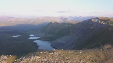 Dağların üzerinden uçuş. Küçük. Altay, Sibirya. Göl ve orman Vadisi üzerinde uçan