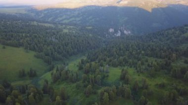 Güzel vadi dağ orman ile harika uçuş. Küçük. Ormanlık tepelerle çevrili güzel yeşil vadi ve kaplı güneşli dağ yamaçlar