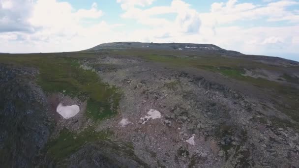 Luchtfoto van prachtige bergketen vliegen Over hoge klippen. Schot. Rotsen epische schaal hooggelegen natuur landschap schoonheid achtergrond Extreme hoogte Drone — Stockvideo