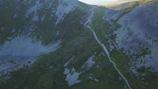 Een lange en langzame luchtfoto van mooie groene bergruggen. Clip. Prachtige bergketens luchtfoto — Stockvideo