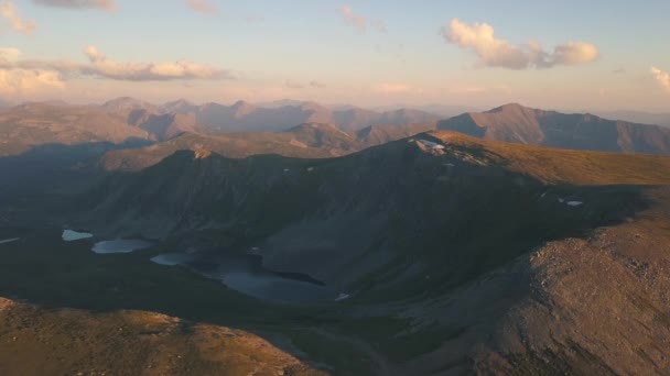 Volo sulle montagne. Clip. Altai, Siberia. Volare sopra i laghi e la valle del bosco — Video Stock
