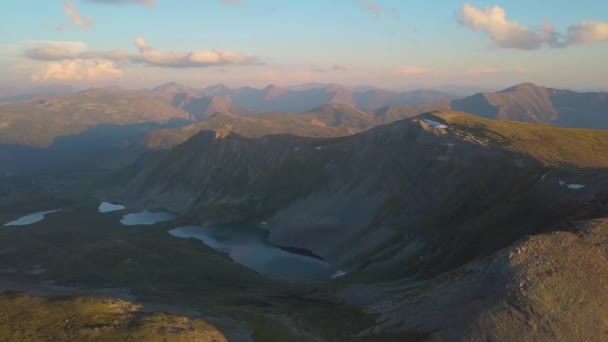 Volo sulle montagne. Clip. Altai, Siberia. Volare sopra i laghi e la valle del bosco — Video Stock