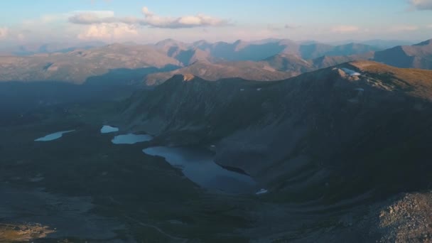 Vuelo sobre las montañas. Clip. Altai, Siberia. Volando sobre los lagos y el valle del bosque — Vídeos de Stock