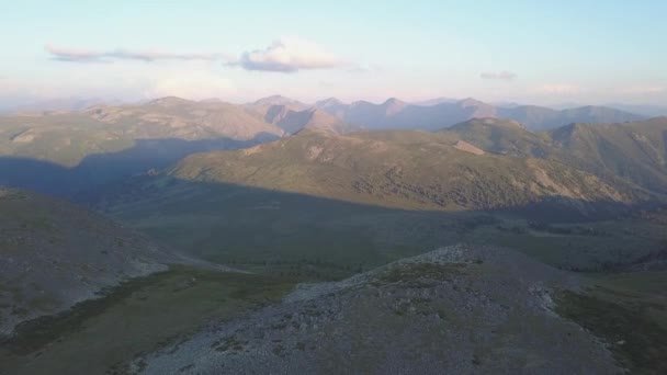 Belle vallée verdoyante entourée de collines boisées et de pentes ensoleillées couvertes. Clip — Video