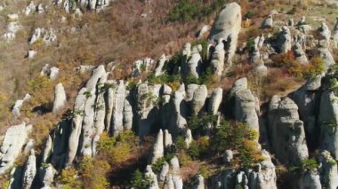Bir tepe üzerinde garip taş oluşumlar. Vurdu. Havadan görünümü.