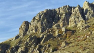 Taş çıkıntıya, kayalık bir sırt. Vurdu. Mavi gökyüzü güzel dağ manzarası.