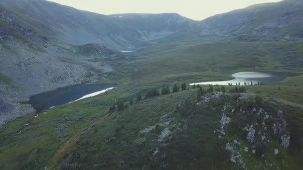 Belle vallée verdoyante luxuriante et falaises vue aérienne. Clip. Survoler les collines escarpées vers les montagnes — Video