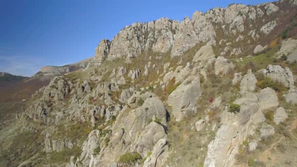 White rock formations. Shot. The view from the bottom up — Stock Video