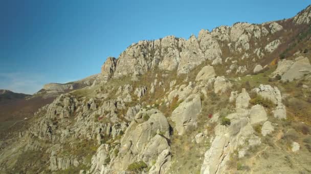 Formazioni rocciose bianche. Gli hanno sparato. La vista dal basso verso l'alto — Video Stock