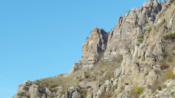 Weiße Felsen gegen den blauen Himmel. Schuss. traumhafte Berglandschaft — Stockvideo