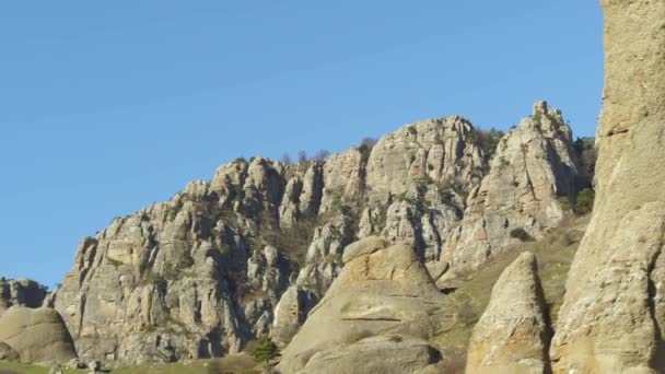 Gros plan sur la formation de rochers pointus. Fusillade. Montagnes contre ciel bleu — Video