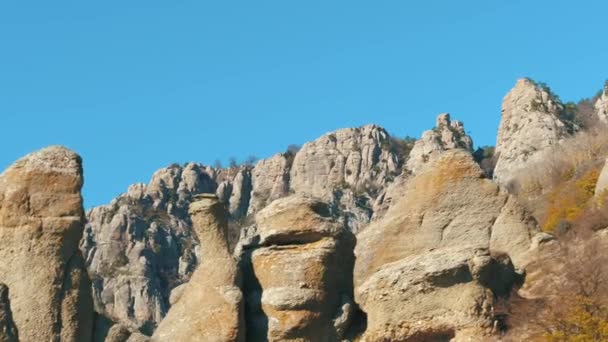 Gros plan sur la formation de rochers pointus. Fusillade. Montagnes contre ciel bleu — Video