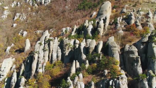 Bir tepe üzerinde garip taş oluşumlar. Vurdu. Havadan görünümü. — Stok video