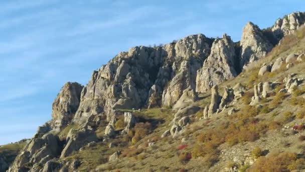 Stone avsats av en stenig ås. Skott. Vackra bergslandskap mot den blå himlen. — Stockvideo