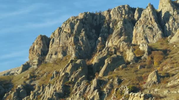 Vackra bergslandskap. Skott. Höga klippor mot den blå himlen. — Stockvideo