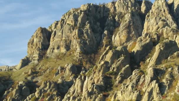 美しい山の風景。ショット。青い空を背景に高い崖. — ストック動画