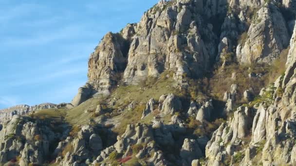 Trilho de montanha na encosta rochosa sob o céu azul. Atingido. Vista maravilhosa sobre rochas europeias — Vídeo de Stock