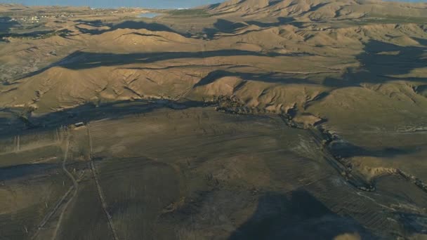 Vale de campos agrícolas verdes e colinas congelou acima. Atingido. Vista aérea . — Vídeo de Stock