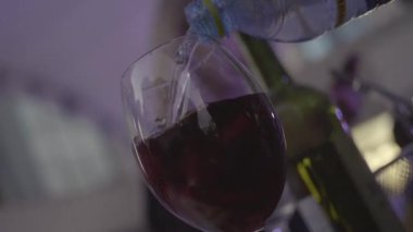 Kırmızı içecek buz ve meyve ile. Çerçeve. Yakın çekim su ilavesi