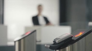Turnike Elektronik kart okuyucu ile. Çerçeve. Bir metro yeni teknolojiler