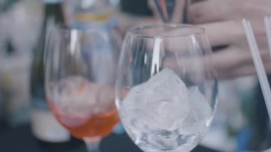 A yakın çekim turuncu kokteyller, gözlük ve buz. Çerçeve. Mükemmel yaz içecekler