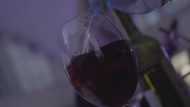 Glas roter Coctail mit roten Früchten in der Nähe der Flasche Wein. Rahmen. Nahaufnahme — Stockvideo