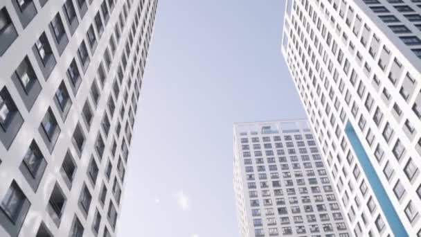 Grattacieli contro il cielo blu. Cornice. Vista dal basso — Video Stock