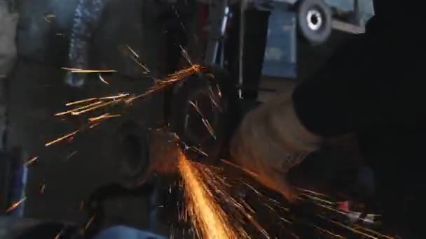 Primer plano de la mano del trabajador, usando guantes protectores, cortando tubos metálicos. Una trampa. Trabajo peligroso con la motosierra — Vídeos de Stock