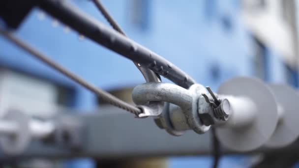 Dobradiça comum com um cabo de aço. Moldura. A conexão de grampos metálicos, laços e cordas de aço — Vídeo de Stock