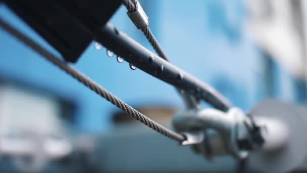 Conexión con un cable de acero. Una trampa. Primer plano de las piezas metálicas — Vídeos de Stock