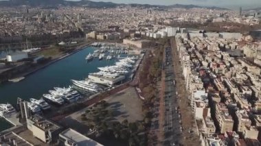 Havadan görünümü şehir bina ve İskele ile lots-in açık güneşli bir günde yaz güzel Dağları ile küçük ve büyük Yatlar arka planda. Hisse senedi. Deniz şehir.