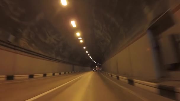 Samochodów poruszających się na tunel drogowy autostrady, która działa pod stare góry. Sceny. Podróż samochodem. — Wideo stockowe