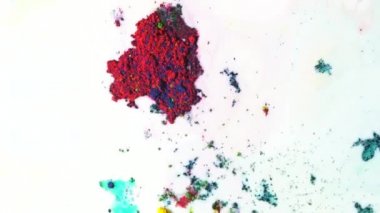 Beyaz süt arka planda, üstten görünüm hareketli renkli kuru mürekkep. Toz boya beyaz sıvı, sanat kavramı yüzeyinde yüzen için yakın çekim.
