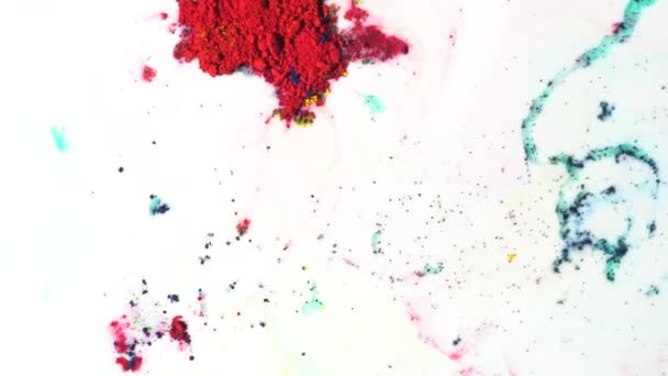 Colorato inchiostro secco che si muove su sfondo bianco latte, vista dall'alto. Close up per vernice a polvere galleggiante sulla superficie del liquido bianco, concetto di arte . — Video Stock