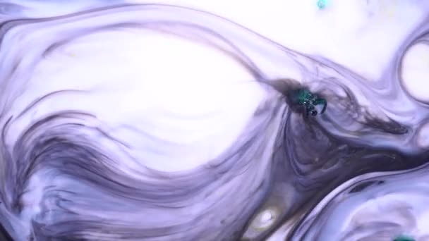 Beau mouvement de peintures liquides en substance laiteuse, concept d'art. Réaction de mettre des gouttes de savon aux encres dans le lait .