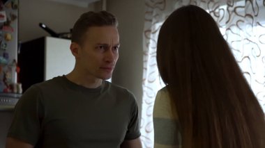 Genç çift mutfak, negatif duygular kavramı savunarak. Genç adam ve kadın kavga evde mutfak sahip.