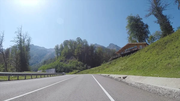 Przenoszenie ruch do przodu samochodu przy autostradzie serpentynach, w otoczeniu zalesionych wzgórz, widok kierowcy. Sceny. Perspektywa pierwszej osoby drogi z prowadzenia pojazdu. — Zdjęcie stockowe