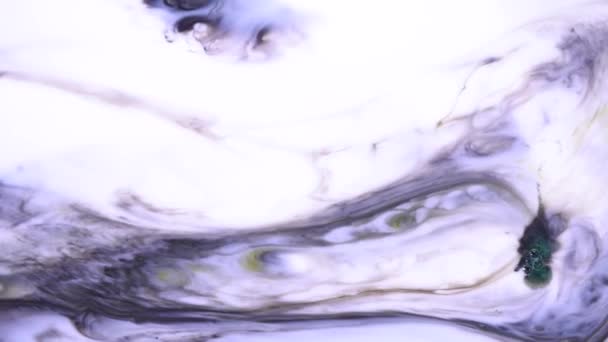 Beau mouvement de peintures liquides en substance laiteuse, concept d'art. Réaction de mettre des gouttes de savon aux encres dans le lait .