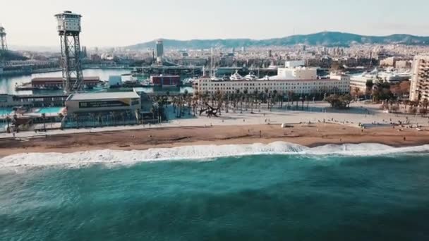 Luftaufnahme der schönen Küstenstadt, der Küste und des klaren türkisfarbenen Meerwassers vor blauem Himmel und Bergen im Hintergrund. Aktien. Erholungssaison. — Stockvideo