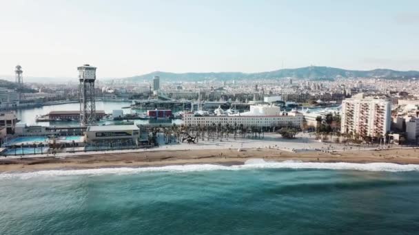 백그라운드에 아름 다운 해안 도시, 해변, 푸른 하늘과 산에 대 한 명확한 청록색 바닷물의 공중 전망. 주식입니다. 리조트 시즌. — 비디오